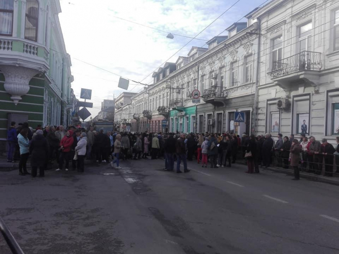Жителі Тернополя блокували три центральні вулиці у зв'язку із здорожчанням проїзду в транспорті
