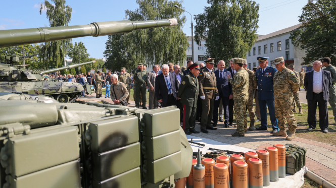 Полторак заявил, что украинских военных в зоне АТО вооружат танками 
