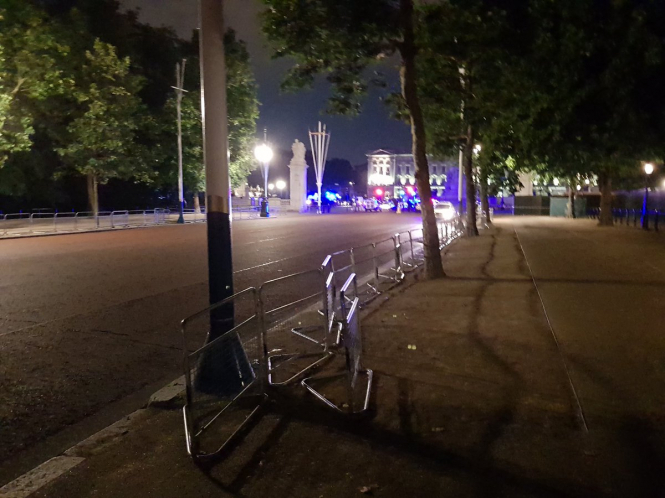 Чоловік із мечем напав на поліцейських біля Букінгемського палацу в Лондоні