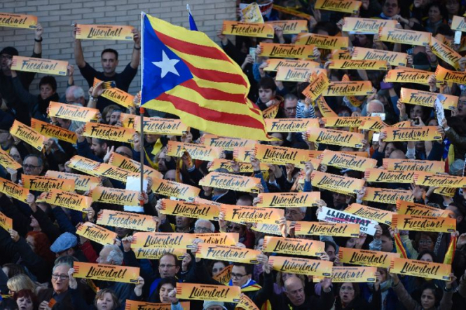 В Барселоне сторонники независимости Каталонии прорвали кордон полиции возле парламента