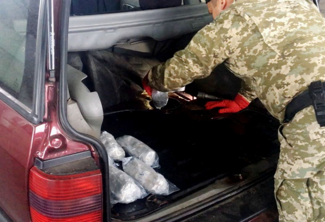 На Харьковщине пес не дал украинском вывезти в Россию 21 килограмм наркотиков