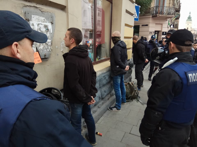 Правоохранители во Львове задержали около 50 человек с кастетами, цепями и ножами, - ФОТО