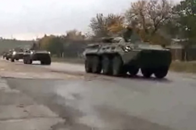 Колонну военной техники, которая движется до границы с материковой Украины, зафиксировали в Крыму