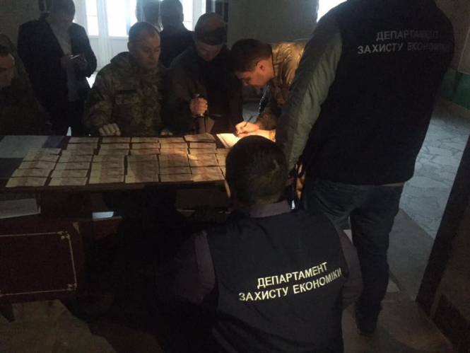 Колишній боєць батальйону Донбас намагався дати хабара прокурору