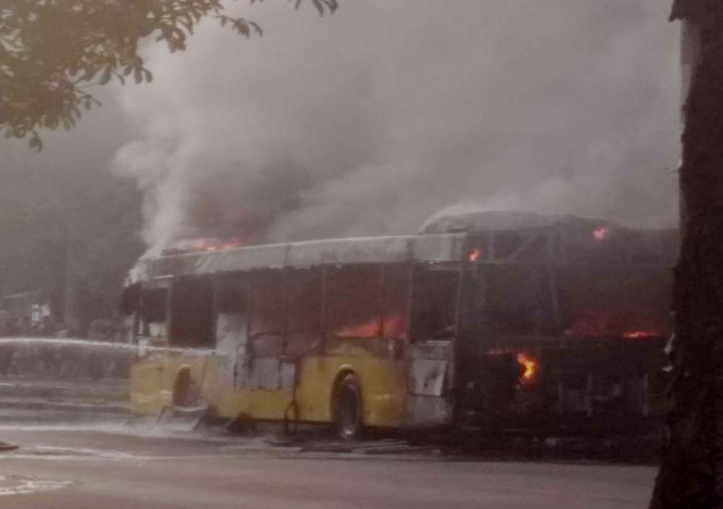 В Киеве во время движения загорелся автобус с пассажирами