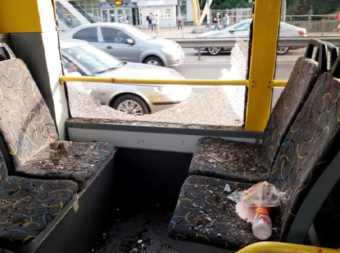 У Києві чоловік влаштував стрілянину у тролейбусі: постраждали поліцейські