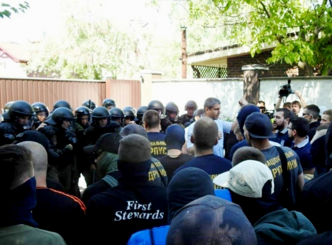 В столкновениях у дома Левочкина пострадали полицейские и журналист