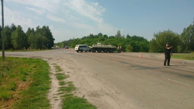 БТР зіштовхнувся з мікроавтобусом на Рівненщині: троє людей постраждали