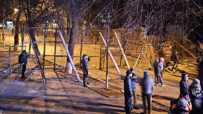 Майдан зводить нові барикади на відвойованих у силовиків територіях