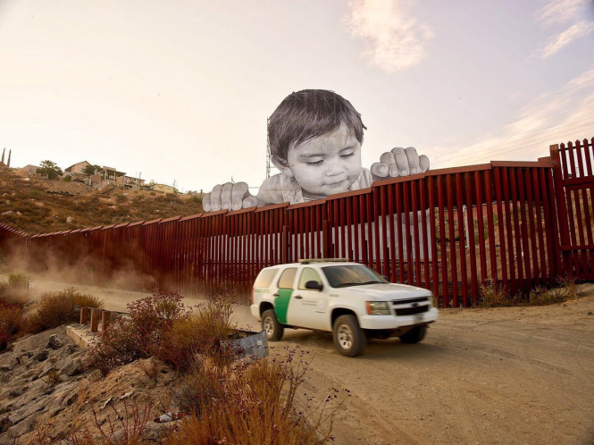 Величезний портрет дитини з'явився на кордоні США і Мексики, – ФОТО