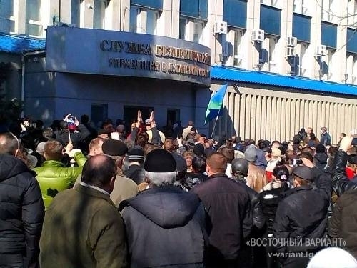 Сепаратисти захопили СБУ Луганська: вибили двері та вікна, кидають димові шашки