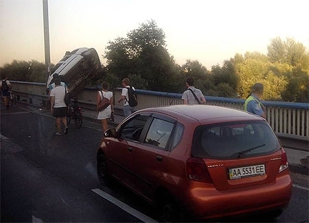 Столичне ДТП: автівка ледь не полетіла з мосту в Дніпро