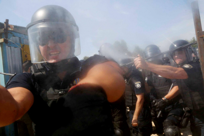 Сутички на будівництві в Києві: поліцейський розпилив газ в обличчя фотокореспонденту Associated Press