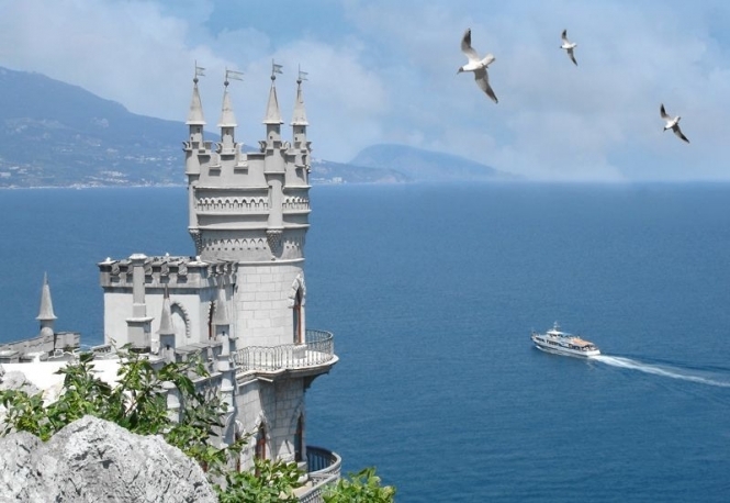 В анексованому Криму проводять незаконне буріння скелі під палацом 