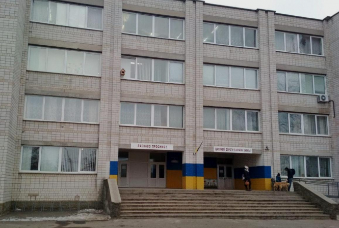 На Київщині у школах розпорошили газ: в одній евакуювали 400 дітей