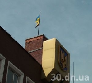 В Енакиево над горсоветом поднят украинский флаг. Сепаратисты исчезли