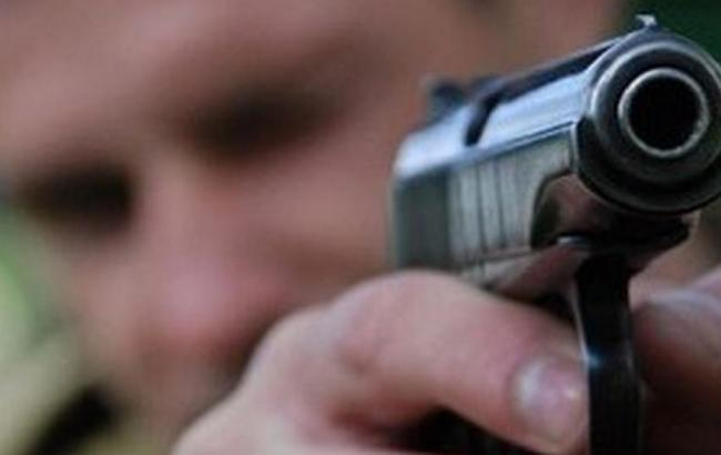 На Харківщині чоловік обстріляв поліцейський автомобіль і наклав на себе руки