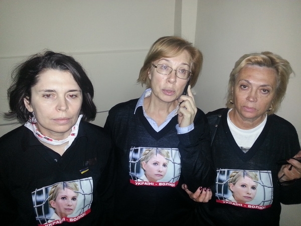 Жінок-депутаток силою винесли від Тимошенко