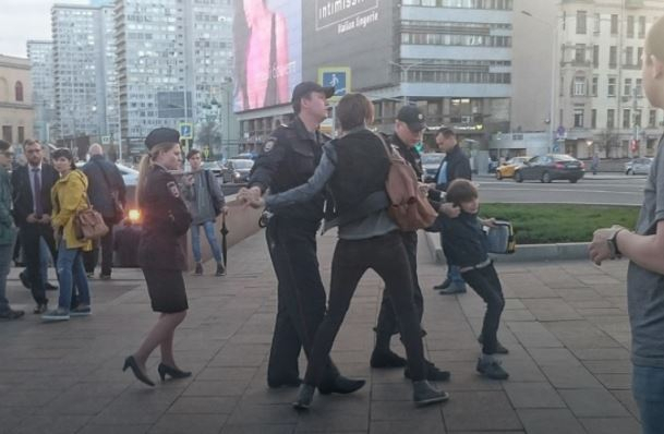 В центре Москвы задержали мальчика, который читал 