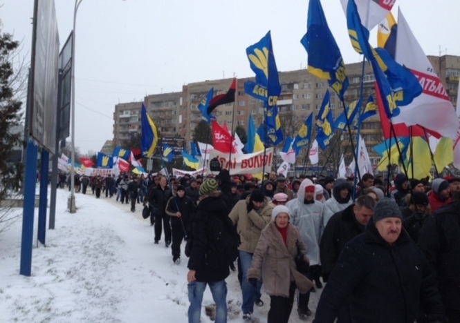 Яценюк заявив про 3 тисячі присутніх на мітингу в Ужгороді, міліція - про 450 людей (відео)