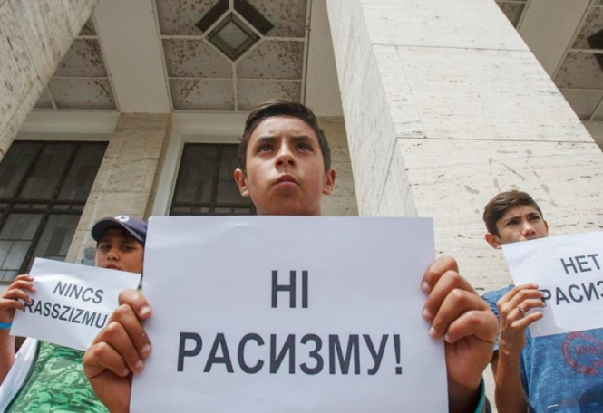 В Ужгороді роми вийшли на протест проти расизму, – ФОТО