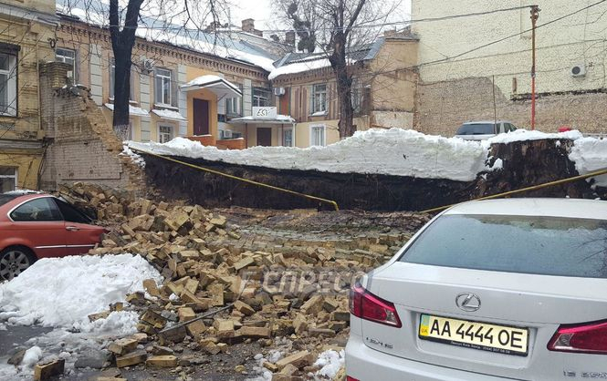 У Києві стався обвал міжбудинкової стіни 