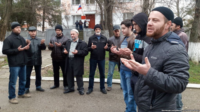 В Крыму массово судят крымских татар, задержанных за одиночные пикеты