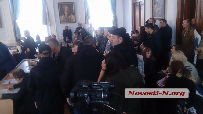 Столкновения в горсовете Николаева: сторонники отстраненного мэра требовали распустить совет