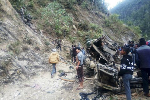 В Непале автобус сорвался с двухсот метров: 25 человек погибли