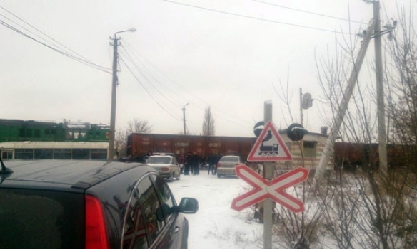 На Донеччині автобус із пасажирами потрапив під потяг, є постраждалі