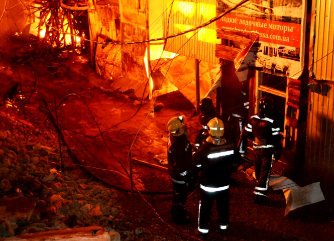 В Одесі пожежа на причалі знищила 15 будинків