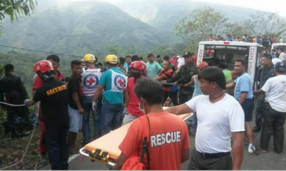 На Филиппинах автобус сорвался в ущелье: погибли 26 человек