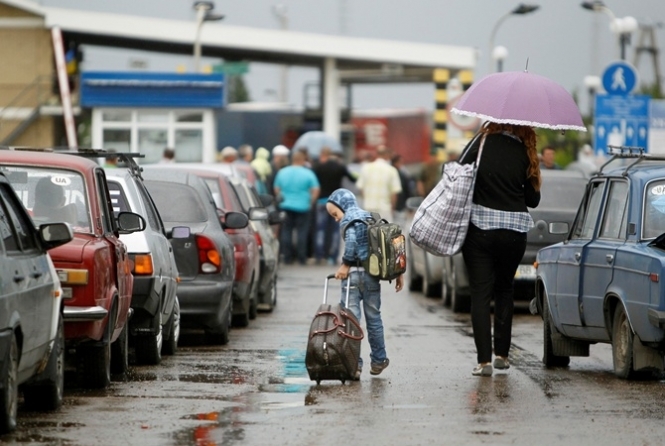 Понад третина переселенців не планують повертатися на Донбас і в Крим, - опитування