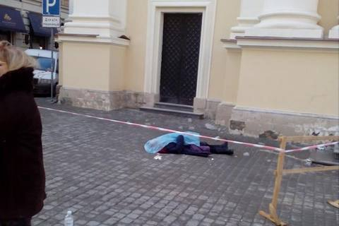 У центрі Львова 80-річну жінку вбила брила льоду, яка впала з даху церкви