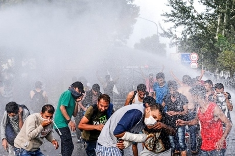 20 полицейских и двое детей пострадали в столкновениях на границе Венгрии