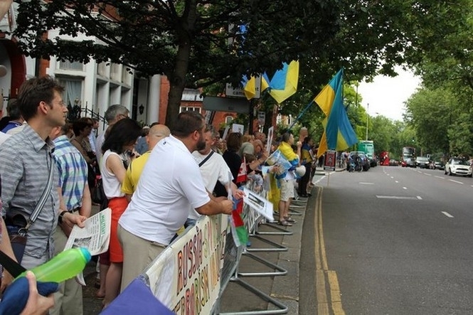 Руки геть від України! – протест під російським посольством у Лондоні