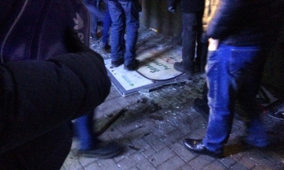 Протестувальники в центрі Києва розбили вікна в будівлі 