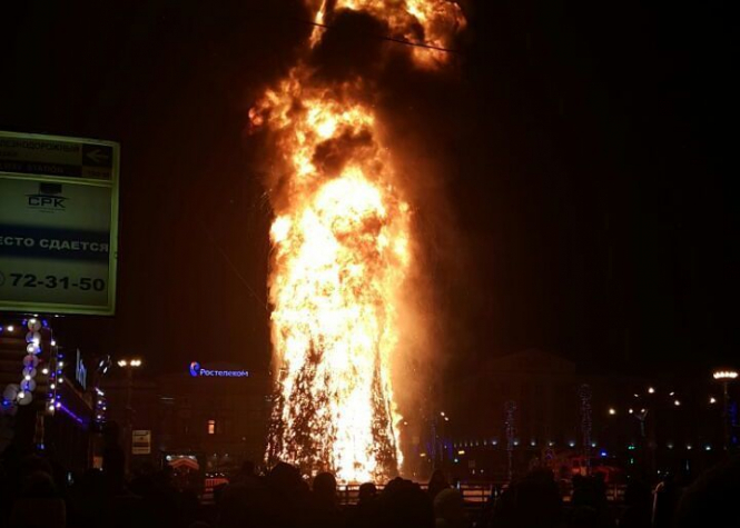У російському Южно-Сахалінську під час святкування вщент згоріла головна міська ялинка, – ВІДЕО