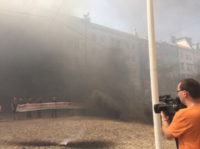 Мітингувальники закидали Львівську міськраду димовими шашками, – ВІДЕО
