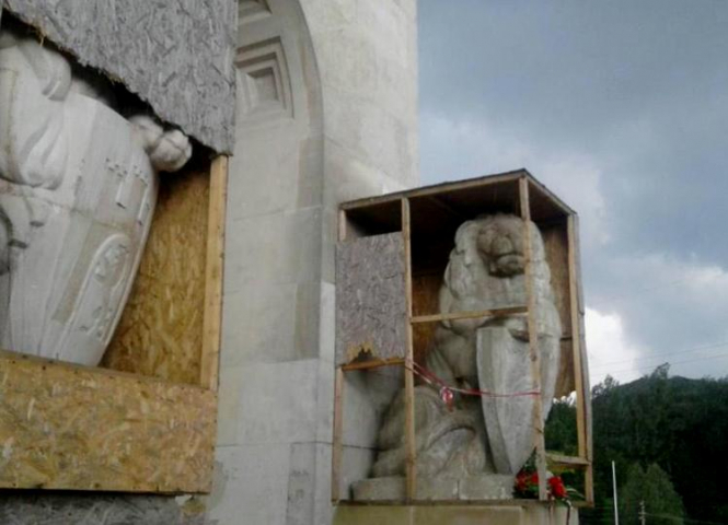 Польща протестує проти демонтажу левів на Личаківському кладовищі у Львові