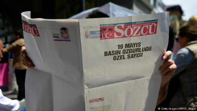 Турецкая газета в знак протеста выдала выпуск с белыми полосами, - ФОТО
