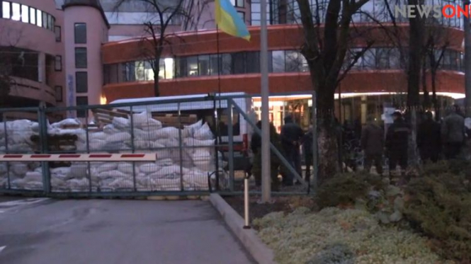 Люди в балаклавах заблокували редакцію телеканалу NewsOne в Києві