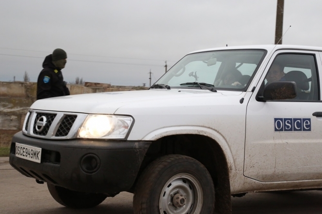 В Золотом рядом с патрулем наблюдателей ОБСЕ произошли взрывы и стрельба