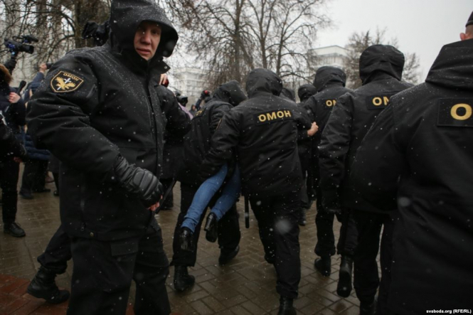 Белорусский суд постановил депортировать двух задержанных на митингах украинцев