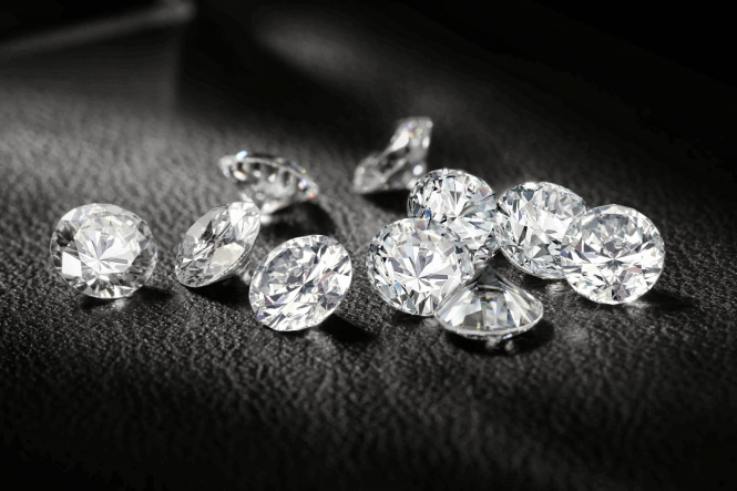 У посилці з Гонконгу українські митники виявили 205 діамантів 