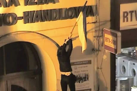 У Польщі молодих людей, які топтали ногами прапор України, зобов'язали виплатити штраф