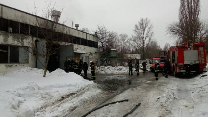 У Києві горів ангар: вогонь знищив чотири автобуси
