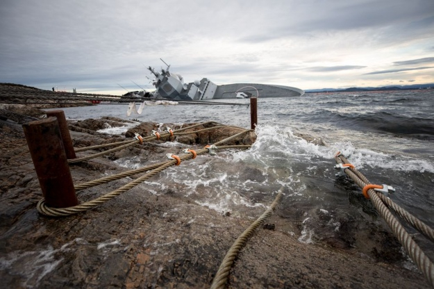 Пострадавший от столкновения норвежский фрегат практически затонул