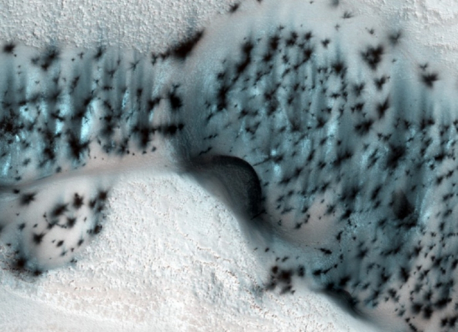 NASA обнародовало фото заснеженного Марса
