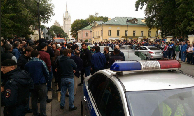 Сотні протестувальників пікетують будівлю посольства М'янми в Москві